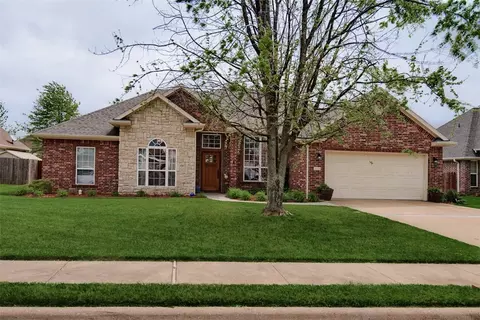 304 S Briarhill Dr, Farmington, AR 72730