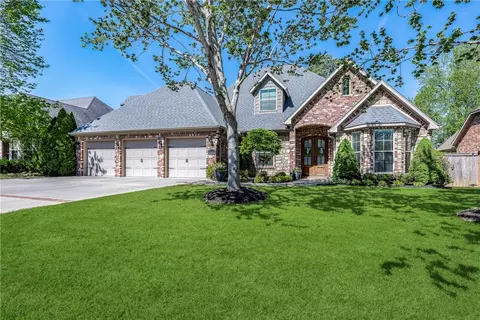 1887 N Candleshoe Dr, Fayetteville, AR 72701