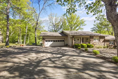 1 Kingsbury Dr, Bella Vista, AR 72715