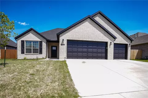 730 Bonnie St, Bentonville, AR 72713