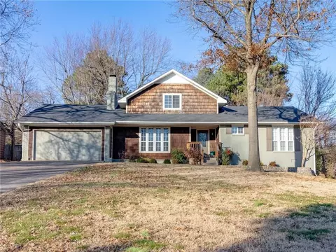 1326 Sunny Hill Dr, Fayetteville, AR 72703