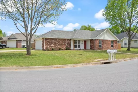 1662 S Tally Ho Dr, Fayetteville, AR 72701