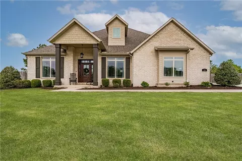 211 S Gleneagle Dr, Cave Springs, AR 72718