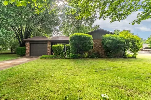 2808 N Peg Ln, Fayetteville, AR 72703