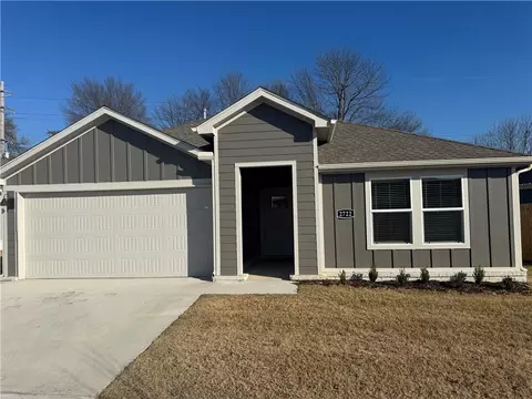 2722 N Snowball Dr, Fayetteville, AR 72704