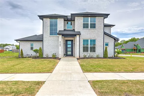 3705 SW Aurora Ln, Bentonville, AR 72713
