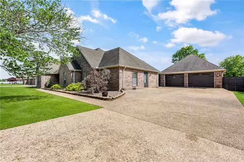 1750 W Laurel Ave, Rogers, AR 72758