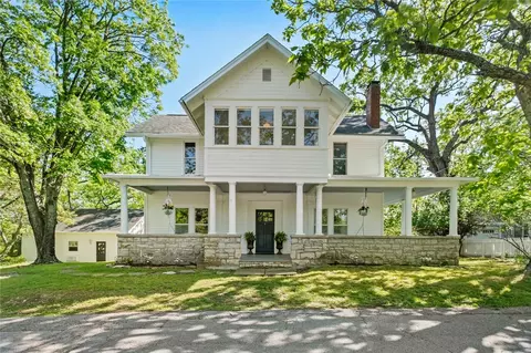 38 Vaughn St, Eureka Springs, AR 72632