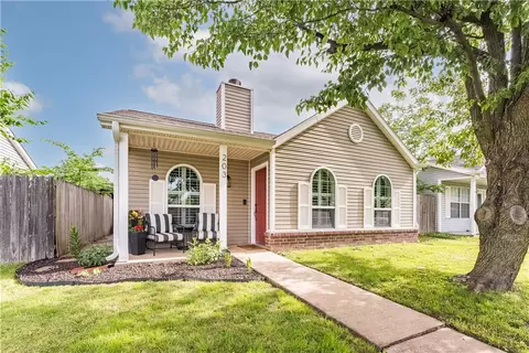 203 SE 17th St, Bentonville, AR 72712