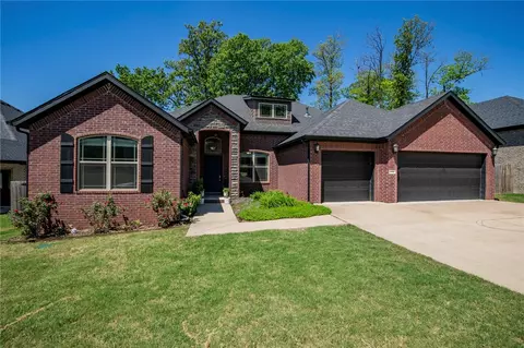 1303 Sycamore St, Cave Springs, AR 72718