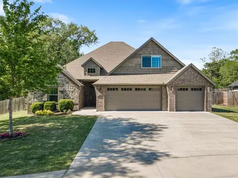 215 Grand Ct, Siloam Springs, AR 72761