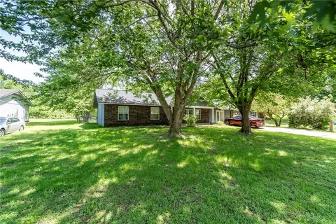 14610 Oakcrest Dr, Siloam Springs, AR 72761