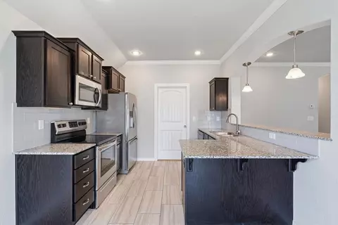 Kitchen - 1021 Silverthorn Dr, Centerton, AR 72719 photo 2 of 4