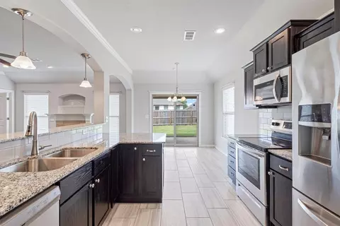 Kitchen - 1021 Silverthorn Dr, Centerton, AR 72719 photo 1 of 4