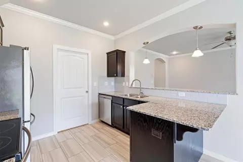 Kitchen - 1021 Silverthorn Dr, Centerton, AR 72719 photo 4 of 4