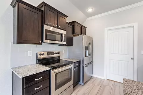 Kitchen - 1021 Silverthorn Dr, Centerton, AR 72719 photo 3 of 4