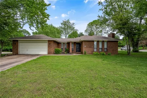 2600 N Azalea Ter, Fayetteville, AR 72703