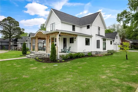 207 NW 5th St, Bentonville, AR 72712