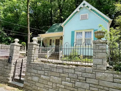 8 Armstrong St, Eureka Springs, AR 72632