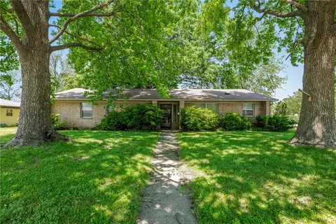 1307 NE 3rd St, Bentonville, AR 72712
