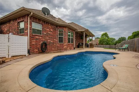 1405 W Magnolia St, Rogers, AR 72758