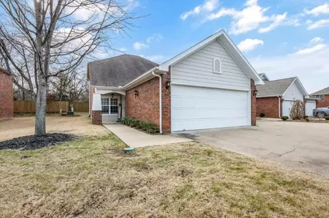 910 Dixson St, Rogers, AR 72758