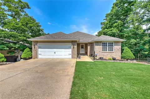 10 Penzance Dr, Bella Vista, AR 72714