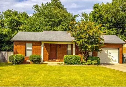 504 E Malinda Dr, Fayetteville, AR 72703