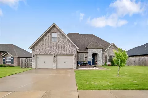 951 Sunset Ln, Centerton, AR 72719