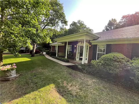 2622 Centerwood Rd, Fayetteville, AR 72703