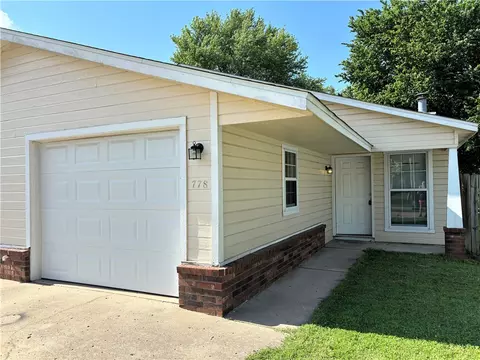778 W Poplar St, Fayetteville, AR 72703
