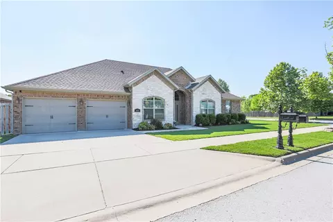 437 Reeds Bridge Dr, Fayetteville, AR 72704