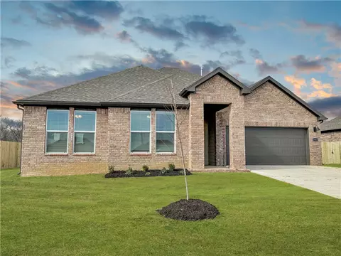 1052 Pebble Dr, Prairie Grove, AR 72753