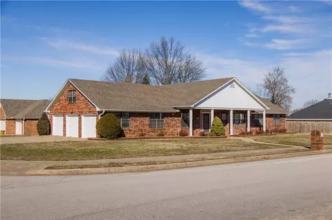 2204 S 43rd St, Springdale, AR 72762
