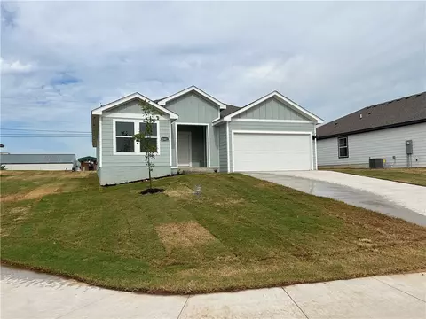 2002 N Fleetwood Ln, Siloam Springs, AR 72761