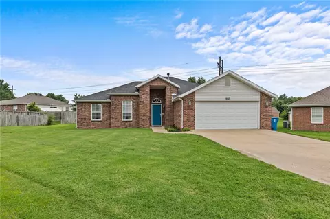 902 SW Apache Ct, Bentonville, AR 72712