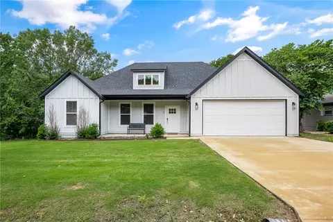 2 Cowgur Ln, Bella Vista, AR 72715