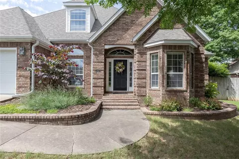 1740 E Manchester Dr, Fayetteville, AR 72703