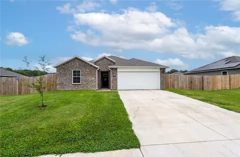 705 S Smith Ave, Gentry, AR 72734