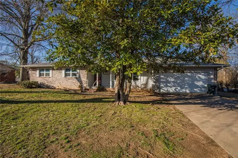 1434 E Rolling Hills Dr, Fayetteville, AR 72703