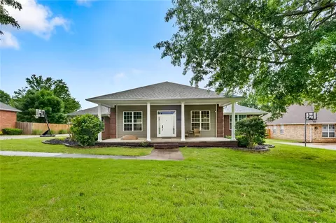 1801 N Barrington Dr, Fayetteville, AR 72701