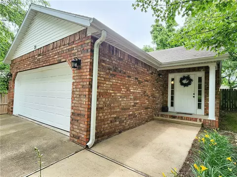 71 W White St, Farmington, AR 72730