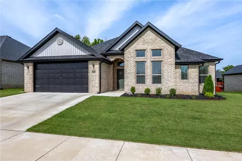 1609 N Pershing St, Fayetteville, AR 72704