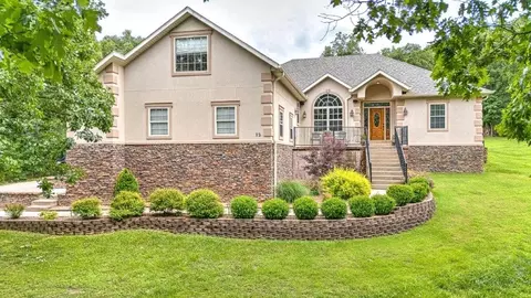 12 Little Borough Ln, Bella Vista, AR 72715