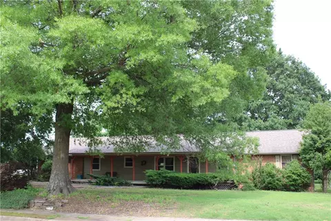 5725 S Berry Farm Dr, Rogers, AR 72758
