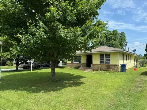 415 Cheri Whitlock Dr, Siloam Springs, AR 72761
