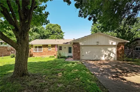 2887 Peg Ln, Fayetteville, AR 72703