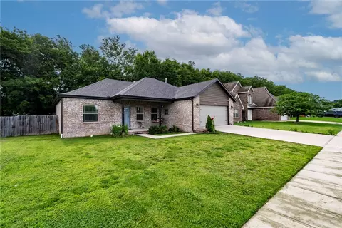 1209 N Latisha Ln, Siloam Springs, AR 72761