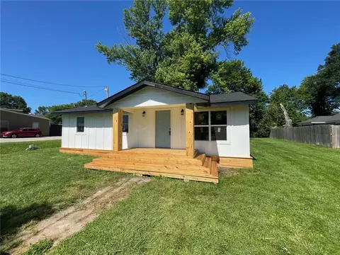 906 Powell St, Springdale, AR 72764 photo 2