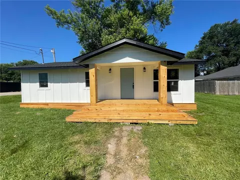 906 Powell St, Springdale, AR 72764